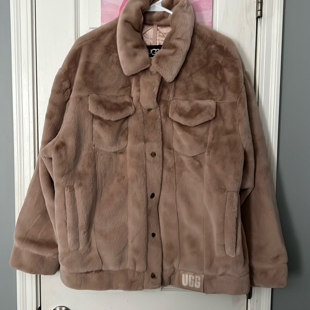 UGG Frankie Faux Fur Trucker jacket!
Size Medium!